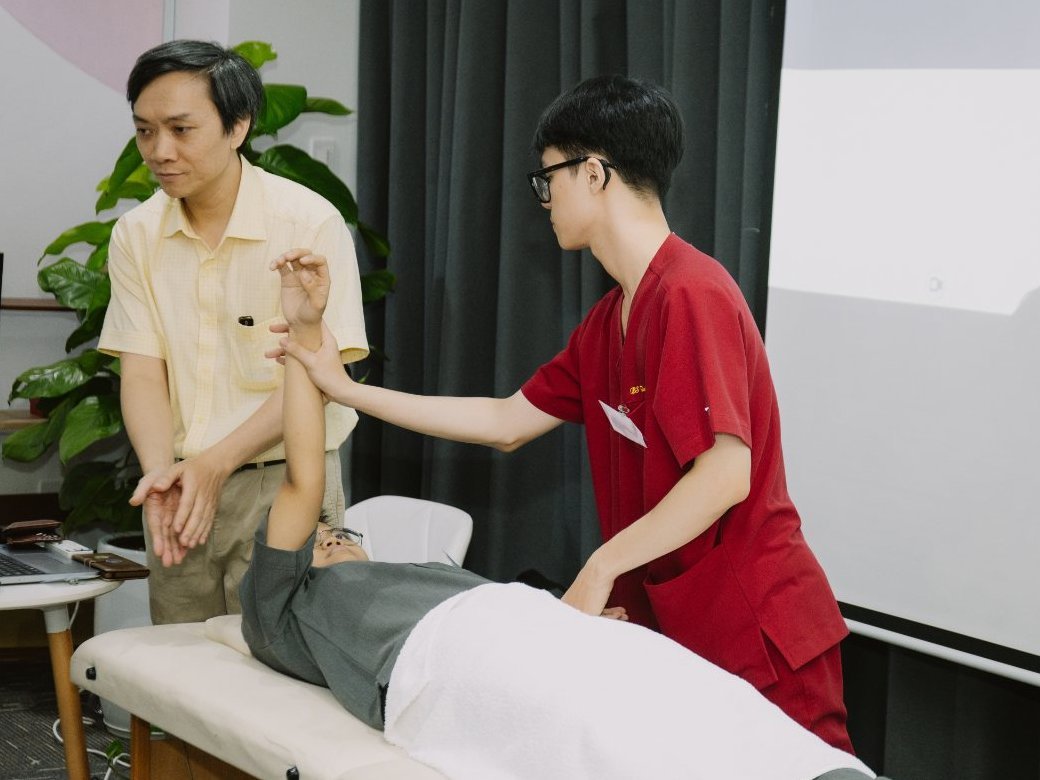 ThS.BS Đinh Ngọc Đức hướng dẫn kiểm tra cơ tay theo Applied Kinesiology trên bàn khám