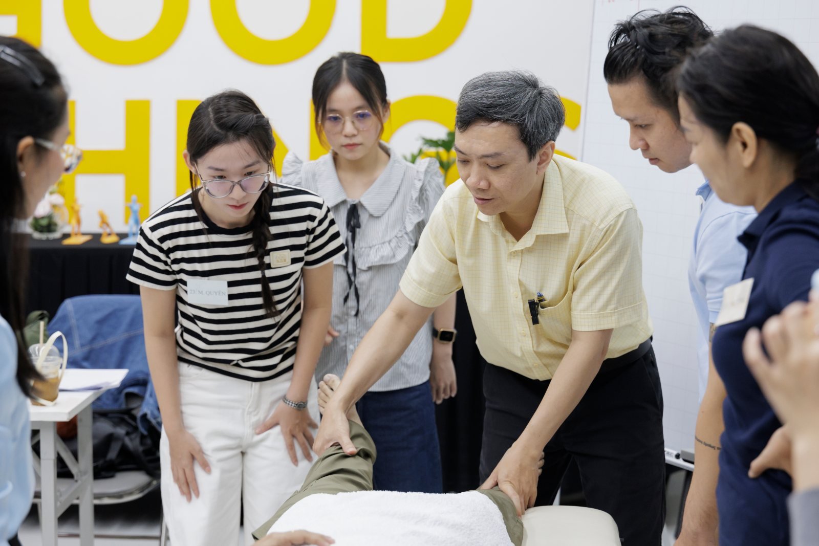 ThS.BS Đinh Ngọc Đức hướng dẫn học viên thực hành Applied Kinesiology tại hội thảo “Chuyện kể từ dáng đi”
