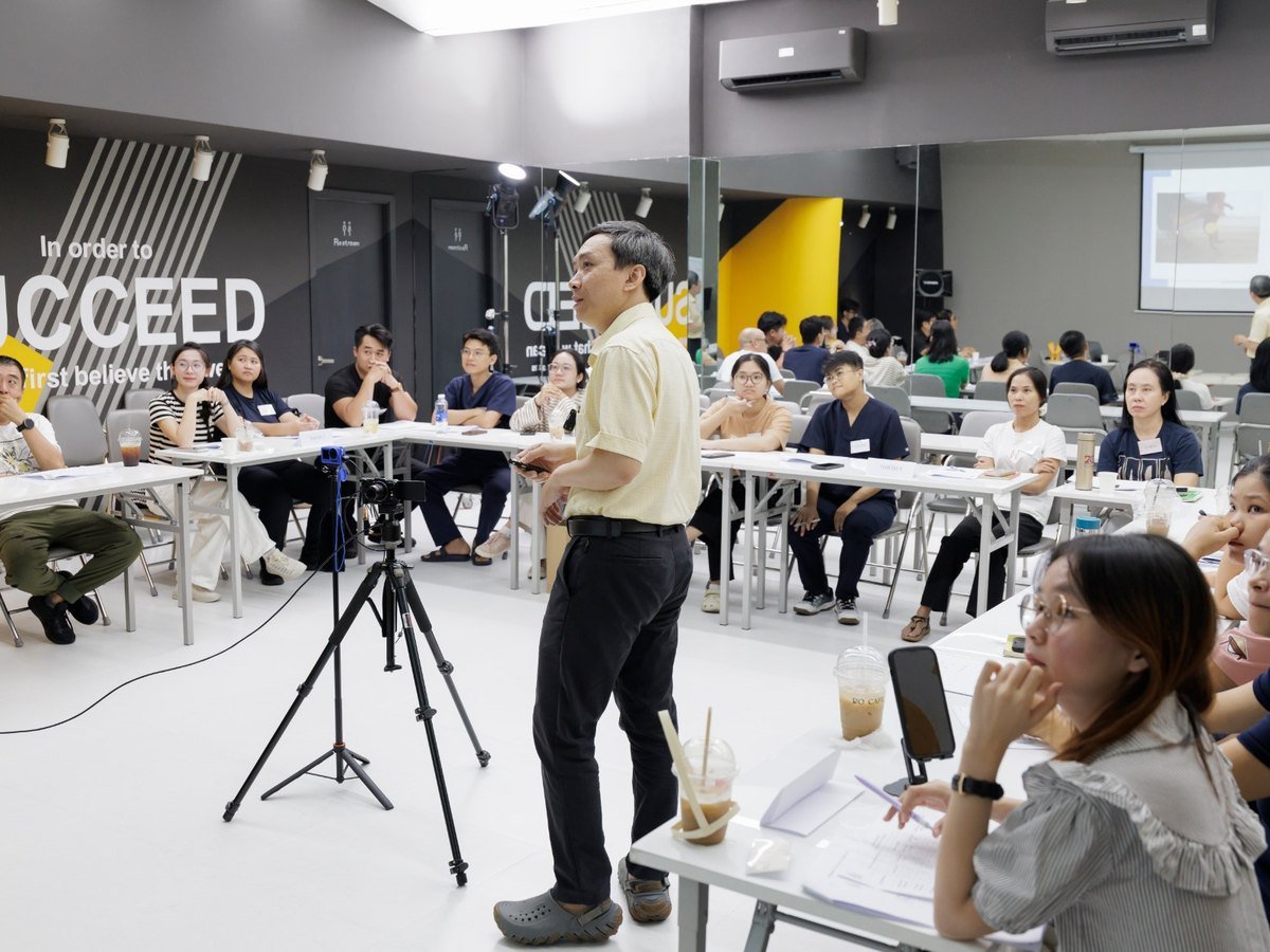 ThS.BS Đinh Ngọc Đức đứng lớp workshop chuyên môn “Chuyện kể từ dáng đi” cho người hành nghề