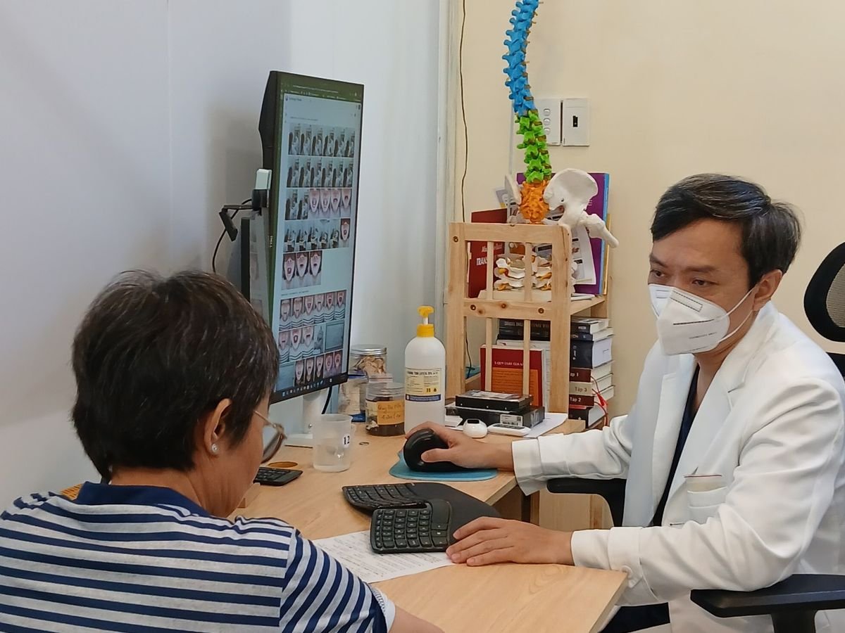 ThS.BS Đinh Ngọc Đức lắng nghe và giải thích cho người bệnh