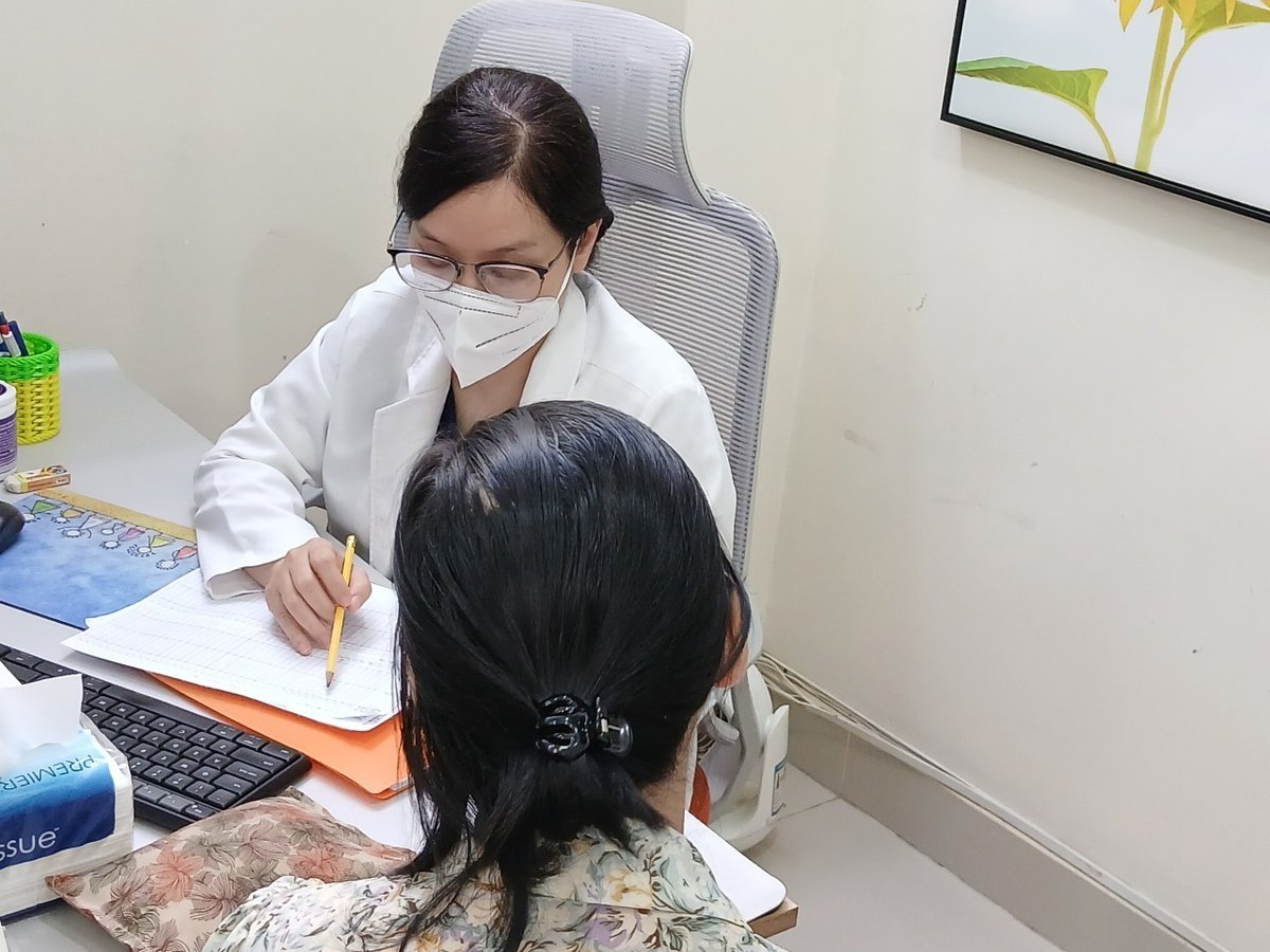 BS.CKI Phạm Trần Đan Tâm lắng nghe và ghi chép trong buổi tư vấn với người bệnh