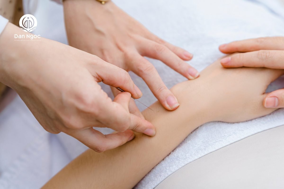 Bác sĩ trị liệu bằng tay tại phòng khám
